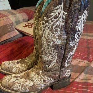 Womens size 9 corral boots. Only worn once. I just can’t wear them!